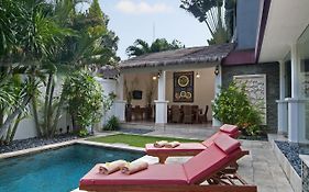 4BR Villa Selasa - Minggu Villas Seminyak
